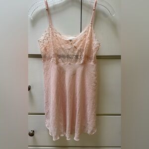 Vintage Victoria’s Secret adorable pale pink chemise w/ lace and bows in size S